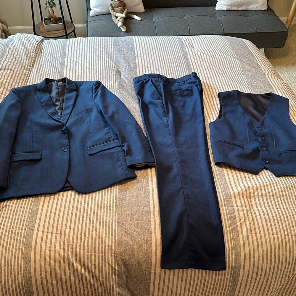 Tazio Boys 3 piece suit size 16